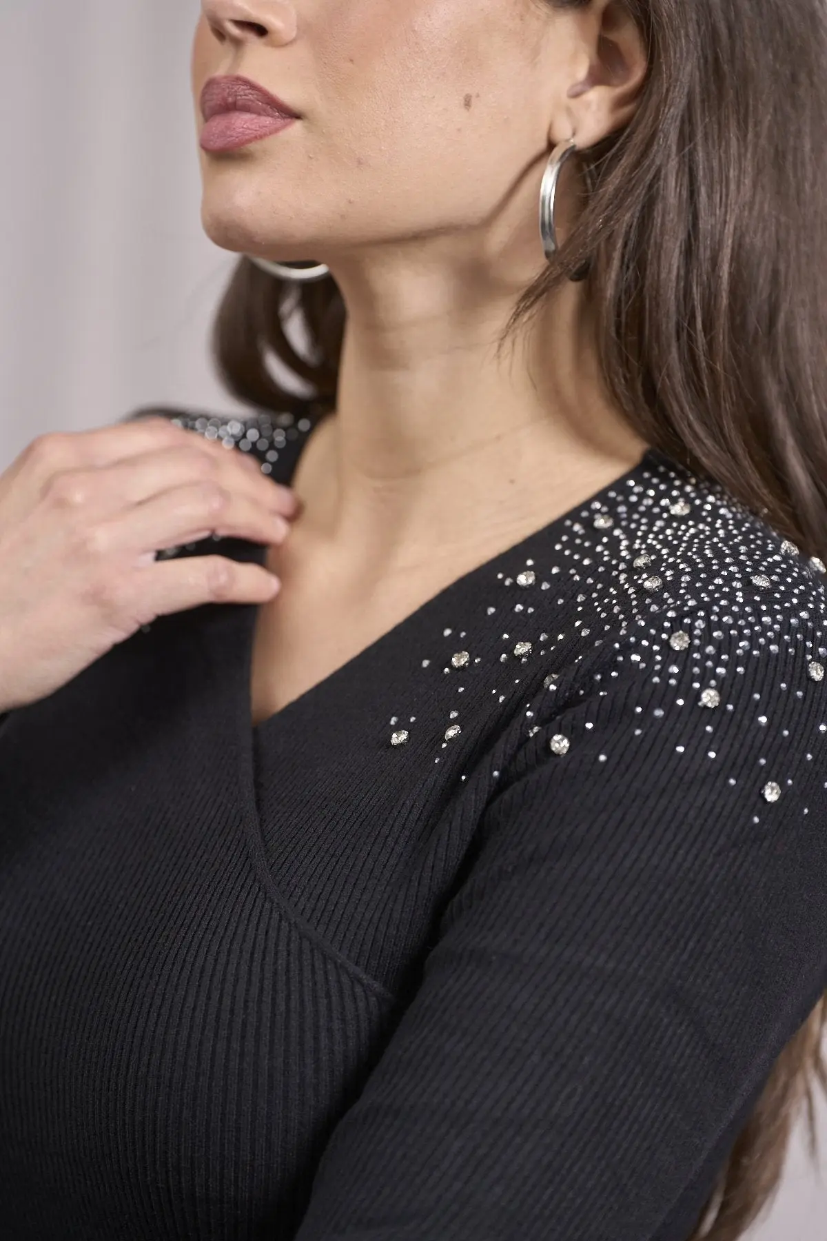 Maglia con scollo incrociato e strass su spalle NERO - Image 6
