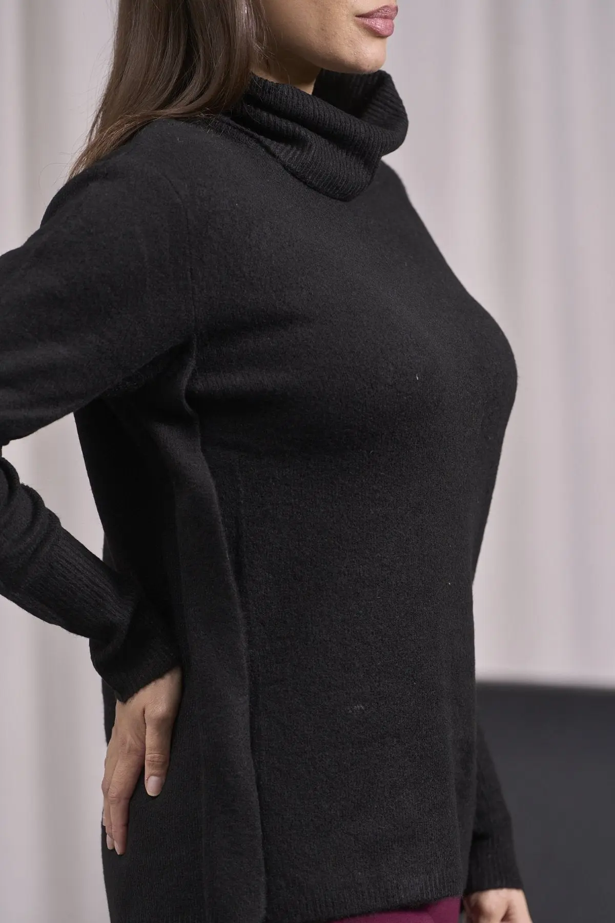 Maglia a collo alto risvoltato e spacchi NERO - Image 2