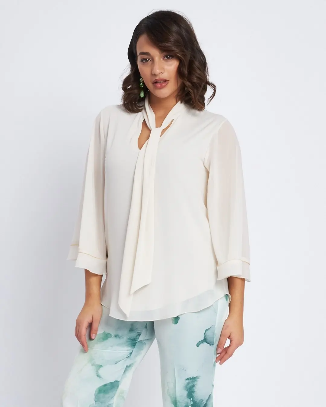 Blusa con scollo a V, fusciacca e manica a volant CREMA