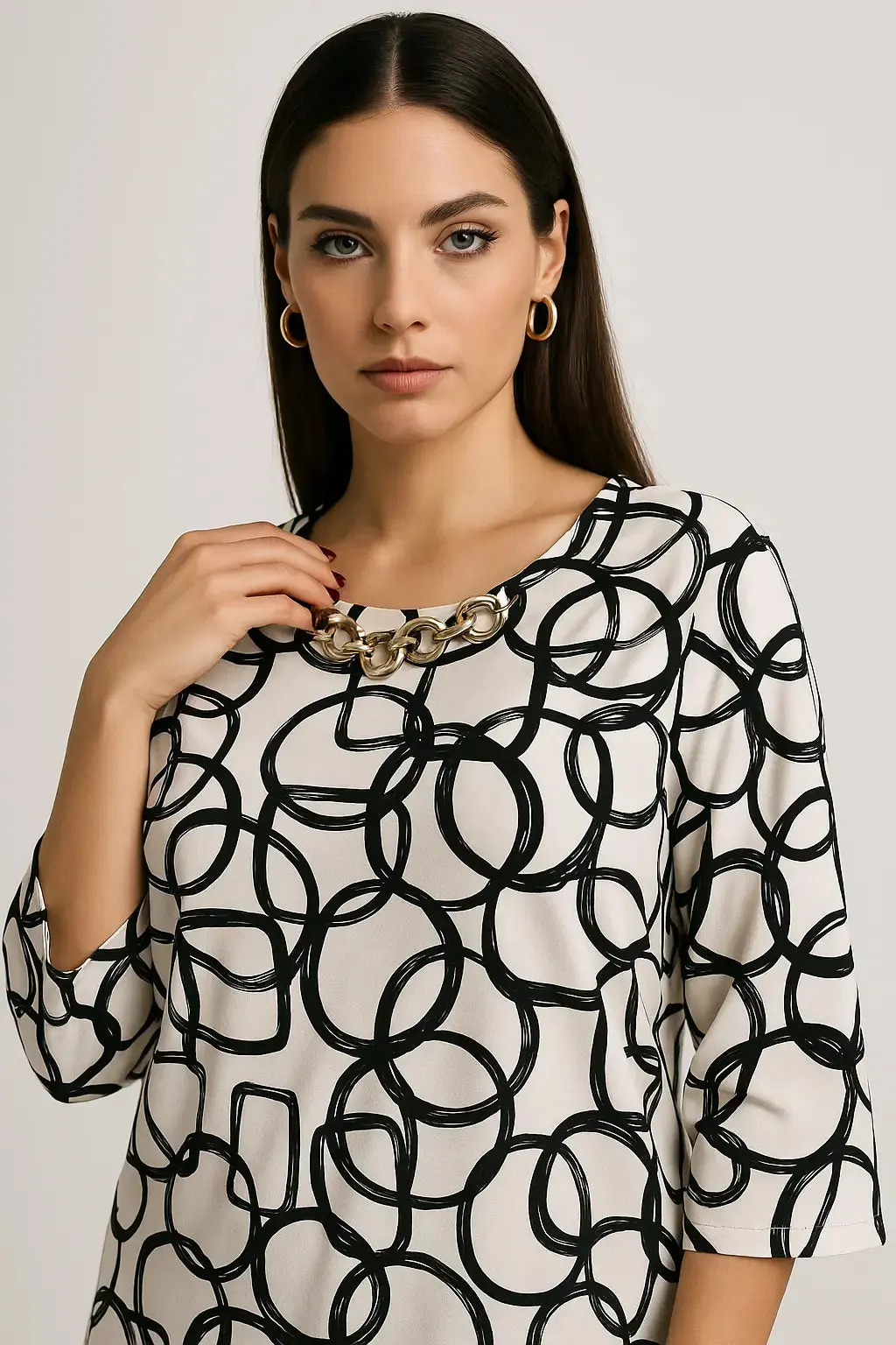 Blusa ampia e lunga in raso stampato a fantasia con accessorio scollo - Image 2