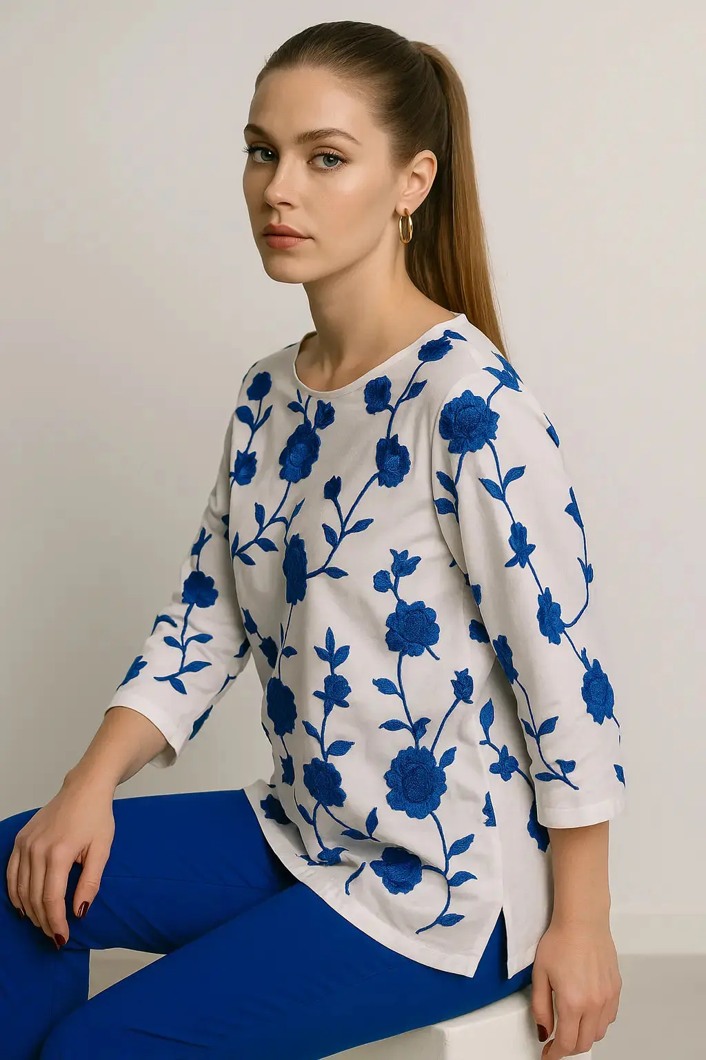 Blusa girocollo in sangallo con fiori colorati ricamati - Image 2