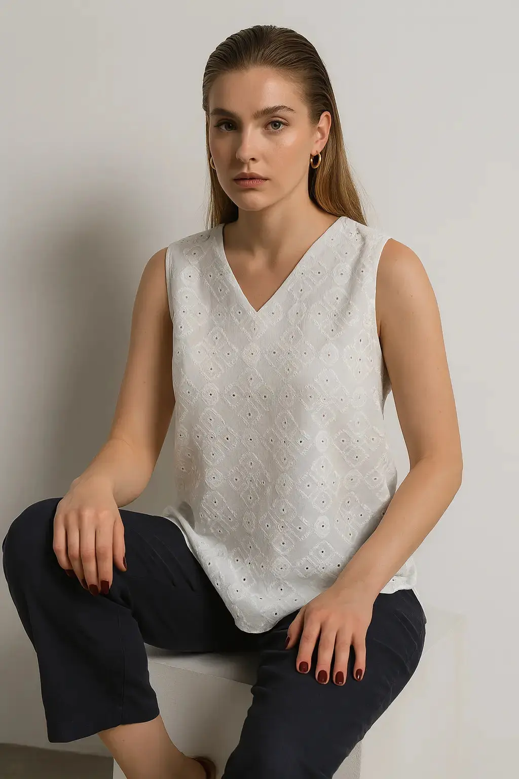 Blusa in sangallo con scollo a V e retro in jersey a tono - Image 2