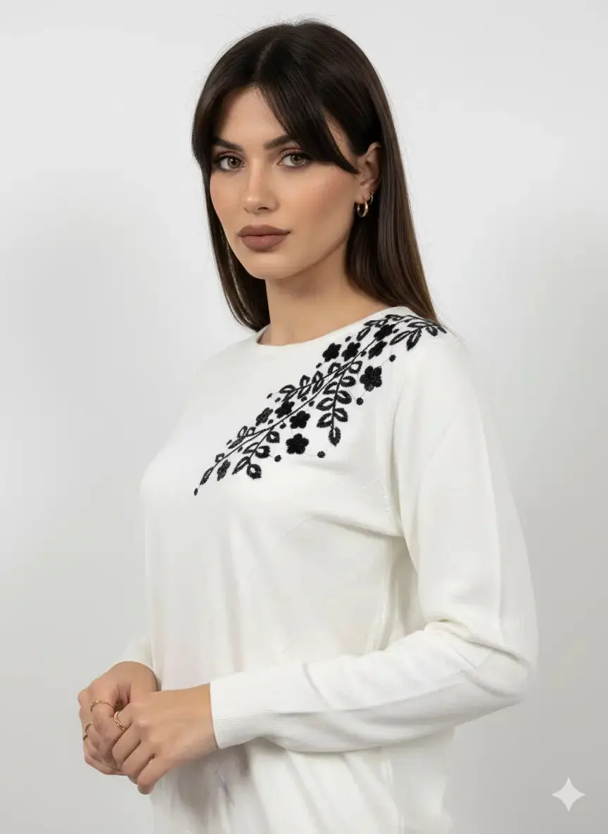 Maglia girocollo con ricamo in lurex - Image 2