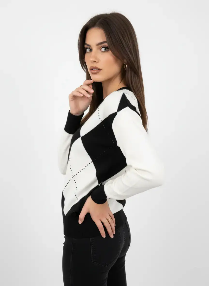 Maglia girocollo con rombi e applicazioni - Image 5