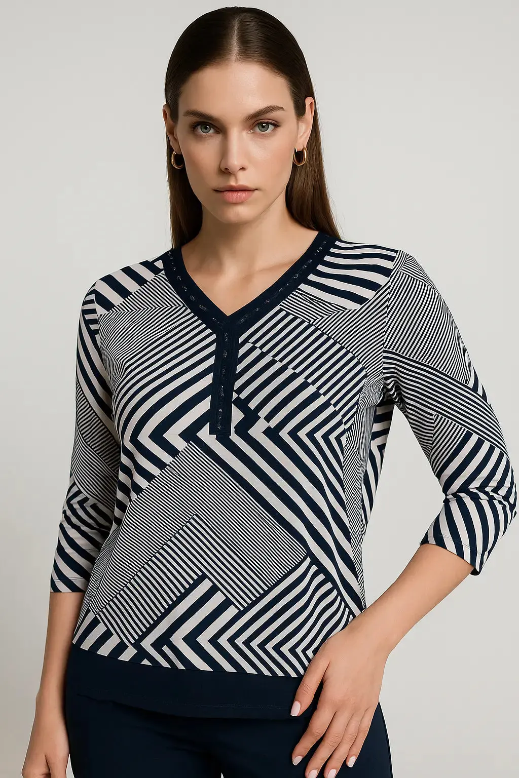 Maglia scollo a V a fantasia con applicazioni strass frontali - Image 2