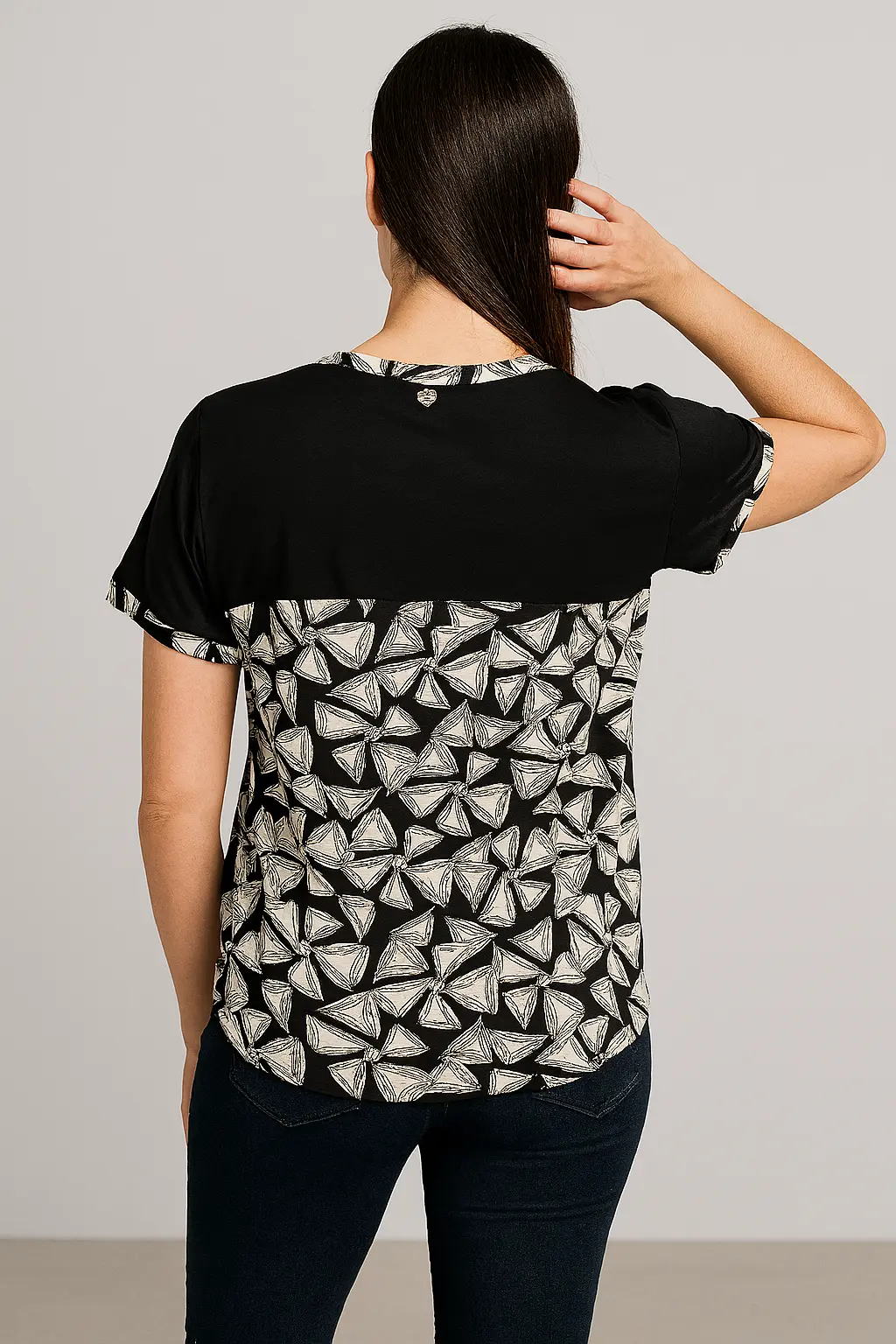 Maglia scollo a "V" con profili fantasia e bottoni - Image 4