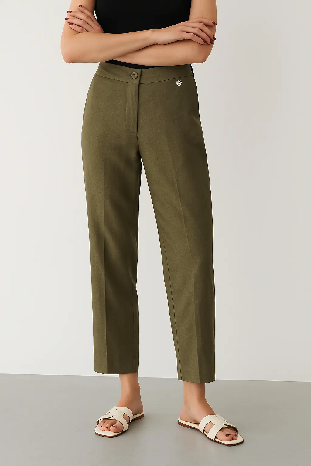 Pantalone con bustino elastico sul retro in misto lino verde militare