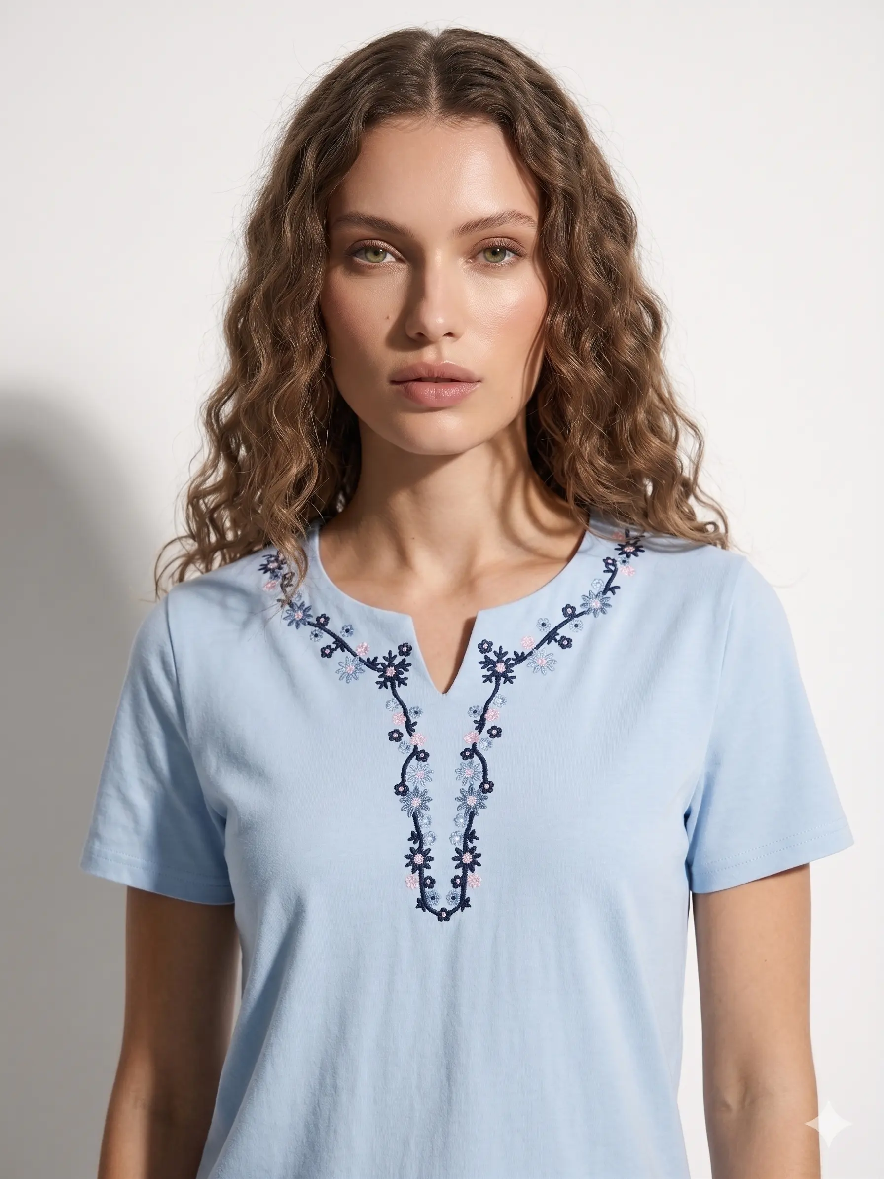 T-Shirt Scollo Ricamato - Image 2